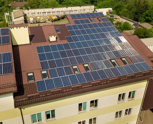 Nettoyage par drone de panneaux solaires surpasses vitrées en eau osmosée